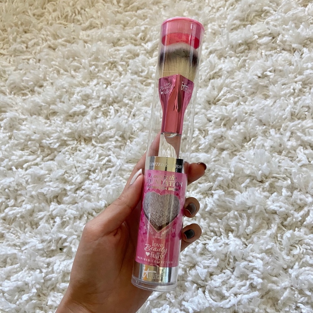 🆕 IT Cosmetics Love Is The Foundation